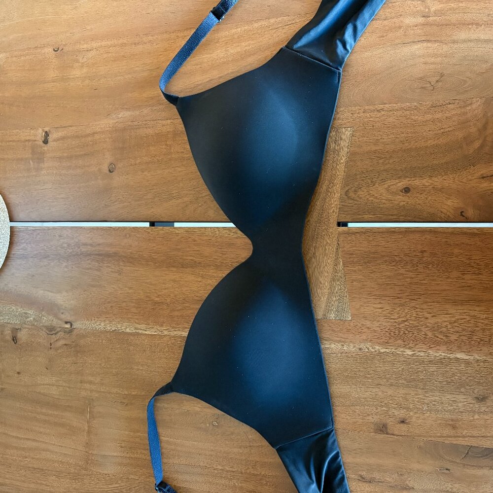 Victoria's Secret Wireless Black Bra 34C/D